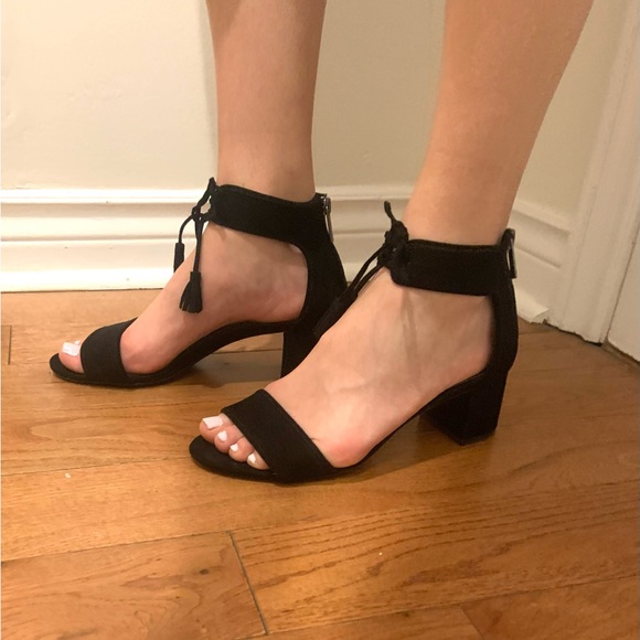 Bandolino Black Sandals - Picture 2 of 6